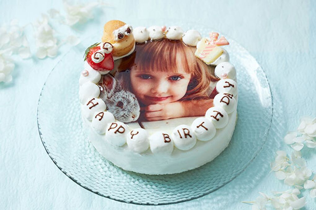 女の子の写真がプリントされた写真ケーキ