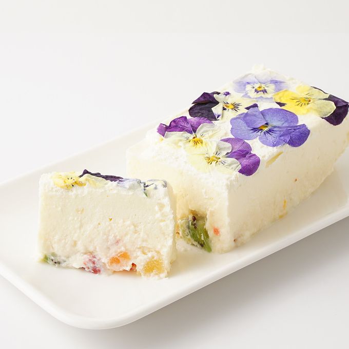 一切れ切り分けられた目にも華やかなエディブルフラワーのチーズケーキ